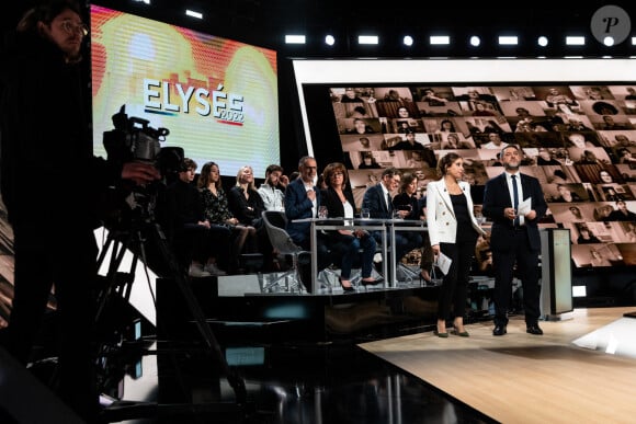 Léa Salamé et Laurent Guimier sur le plateau d'Elysée 2022 sur France 2 le 5 avril 2022