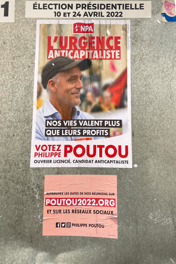 Philippe Poutou - Illustrations des affiches des candidats à l'élection présidentielle 2022 à Paris le 1er avril 2022.
