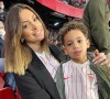 Mélanie Martial avec son fils Swan au stade