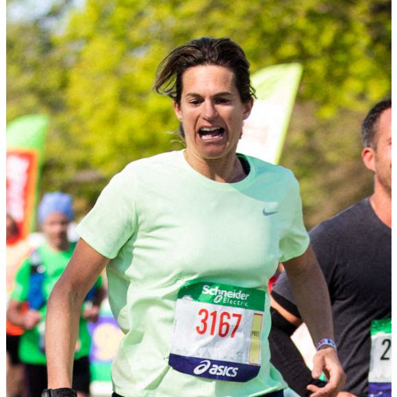 Amélie Mauresmo - L'ancienne numéro 1 mondiale de tennis, Amélie Mauresmo (directrice générale de la FFT) a couru le Marathon de Paris 2022 en 3h15 le 3 avril 2022. © Yoann Rochette/Bestimage 
