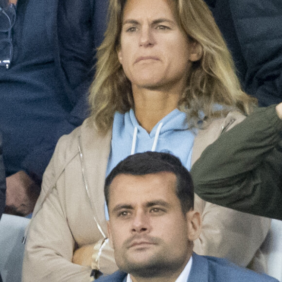 Amelie Mauresmo et son fils - People assistent à la victoire du PSG (2) face à Manchester City (0) lors de la deuxième journée de la Ligue des champions au Parc des Princes à Paris le 28 septembre 2021. © Cyril Moreau/Bestimage 