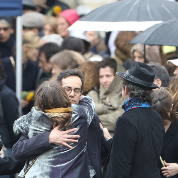 Izïa Higelin, Kên Higelin, Arthur H lors des obsèques de Jacques Higelin au cimetière du Père Lachaise à Paris le 12 avril 2018.