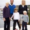 Haakon et Mette-Marit de Norvège, en juillet 2009, avec leurs enfants Sverre, Ingrid, et le grand Marius (fils de Mette-Marit d'une première union)