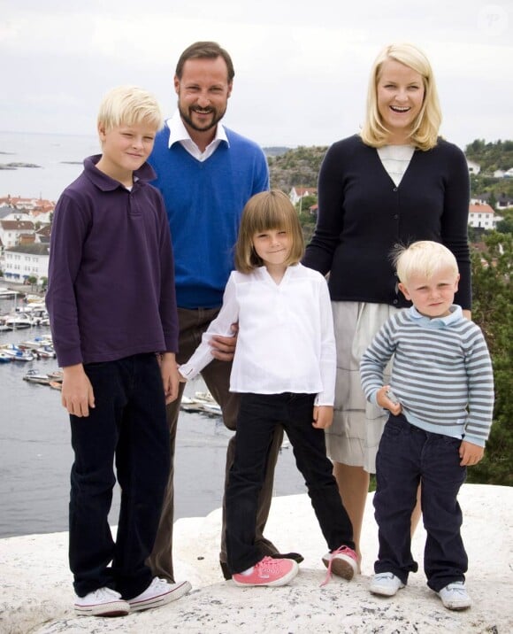 Haakon et Mette-Marit de Norvège, en juillet 2009, avec leurs enfants Sverre, Ingrid, et le grand Marius (fils de Mette-Marit d'une première union)