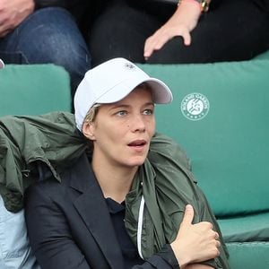 Céline Sallette et son compagnon Philibert Dechelette dans les tribunes des internationaux de tennis de Roland-Garros à Paris, le 6 juin 2018. © Cyril Moreau/Bestimage