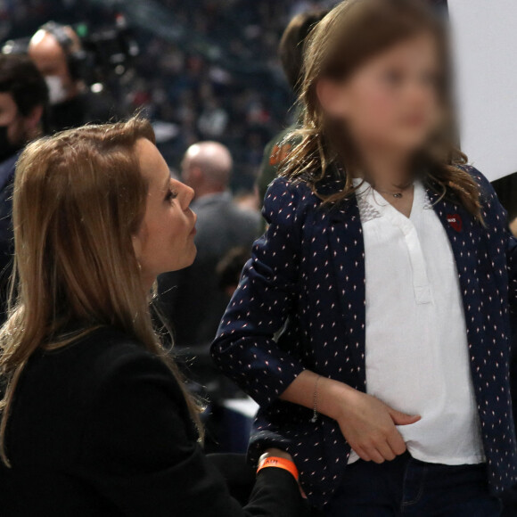 Exclusif - Tiphaine Auzière et sa fille Elise assistant au premier grand meeting du président de la République française et candidat du parti centriste La République en marche (LREM) à la réélection, Emmanuel Macron, à la Défense Arena de Nanterre, France, le 2 avril 2022. Les sept petits-enfants du PR étaient présents au meeting.