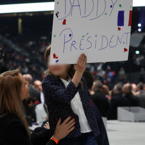 Exclusif - Tiphaine Auzière et sa fille Elise assistant au premier grand meeting du président de la République française et candidat du parti centriste La République en marche (LREM) à la réélection, Emmanuel Macron, à la Défense Arena de Nanterre. Les sept petits-enfants du PR étaient présents au meeting.