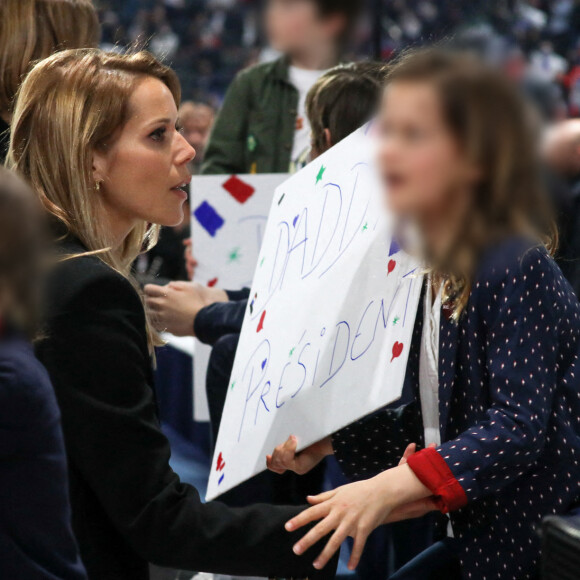 Exclusif - Tiphaine Auzière et sa fille Elise assistant au premier grand meeting du président de la République française et candidat du parti centriste La République en marche (LREM) à la réélection, Emmanuel Macron, à la Défense Arena de Nanterre, France, le 2 avril 2022. Les sept petits-enfants du PR étaient présents au meeting.