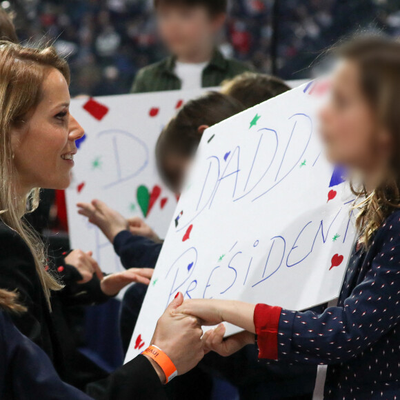 Exclusif - Tiphaine Auzière et sa fille Elise assistant au premier grand meeting du président de la République française et candidat du parti centriste La République en marche (LREM) à la réélection, Emmanuel Macron, à la Défense Arena de Nanterre, France, le 2 avril 2022. Les sept petits-enfants du PR étaient présents au meeting.