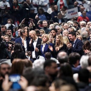 La première dame, Brigitte Macron accompagné de Tiphaine Auzière - Le président de la République française et candidat du parti centriste La République en marche (LREM) à la réélection, a effectué son premier grand meeting de campagne à La Défense Arena à Nanterre, France, le 2 avril 2022