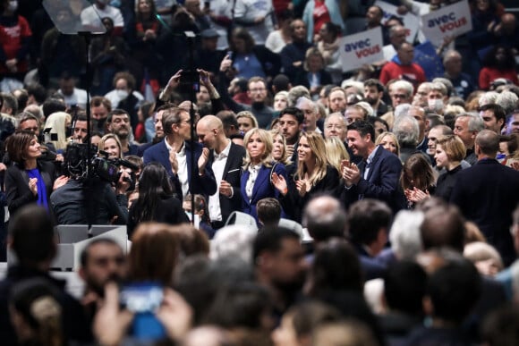 La première dame, Brigitte Macron accompagné de Tiphaine Auzière - Le président de la République française et candidat du parti centriste La République en marche (LREM) à la réélection, a effectué son premier grand meeting de campagne à La Défense Arena à Nanterre, France, le 2 avril 2022