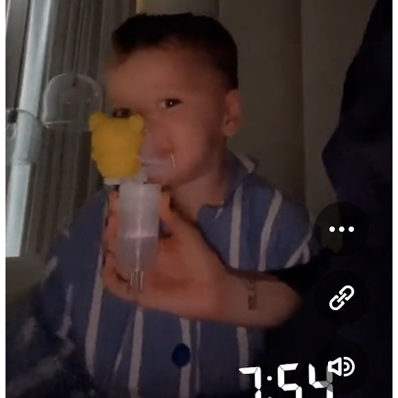 Nabilla dévoile des photos de son fils Milann sous appareil respiratoire - Snapchat