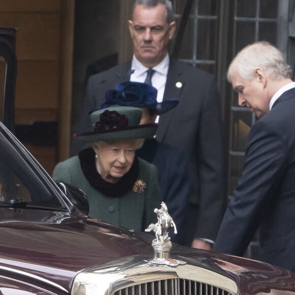 La reine Elisabeth II d'Angleterre regagne sa voiture sous le regard bienveillant du prince Andrew, duc d'York - Service d'action de grâce en hommage au prince Philip, duc d'Edimbourg, à l'abbaye de Westminster à Londres, le 29 mars 2022. Le prince Philip, duc d'Edimbourg, est décédé le 9 avril 2021. 