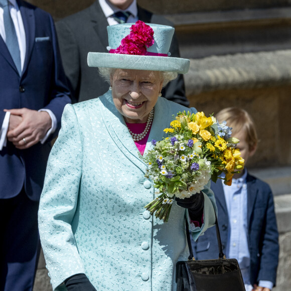 La reine Elisabeth II d'Angleterre à la sortie de la messe de Pâques à la chapelle Saint-Georges du château de Windsor, le 21 avril 2119. 