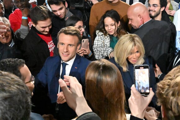 La première dame Brigitte Macron avec le président Emmanuel Macron qui prononce un discours à l'issue du résultat du premier tour de l'élection présidentielle à Paris Expo porte de Versailles