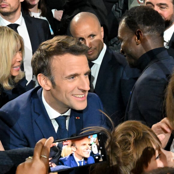 La première dame Brigitte Macron avec le président Emmanuel Macron qui prononce un discours à l'issue du résultat du premier tour de l'élection présidentielle à Paris Expo porte de Versailles le 10 avril 2022.