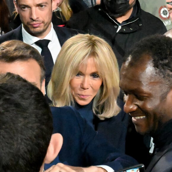 La première dame Brigitte Macron avec le président Emmanuel Macron qui prononce un discours à l'issue du résultat du premier tour de l'élection présidentielle à Paris Expo porte de Versailles le 10 avril 2022.