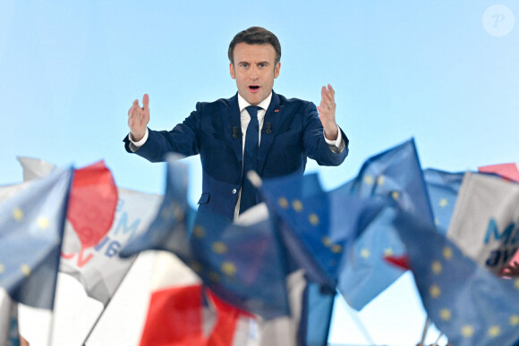 Le président Emmanuel Macron prononce un discours à l'issue du résultat du premier tour de l'élection présidentielle à Paris Expo porte de Versailles le 10 avril 2022.