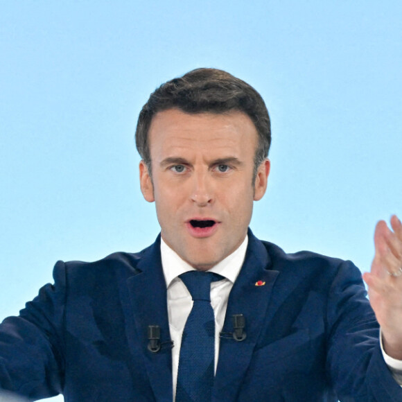 Le président Emmanuel Macron prononce un discours à l'issue du résultat du premier tour de l'élection présidentielle à Paris Expo porte de Versailles le 10 avril 2022.