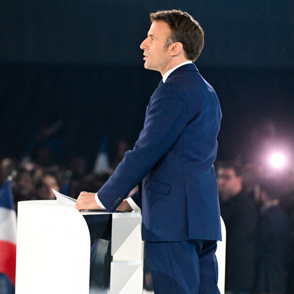 Le président Emmanuel Macron prononce un discours à l'issue du résultat du premier tour de l'élection présidentielle à Paris Expo porte de Versailles le 10 avril 2022.