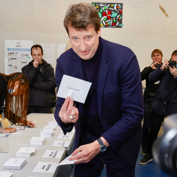 Yannick Jadot, candidat écologiste, vote pour le premier tour de l'élection présidentielle dans le 10ème arrondissement de Paris le 10 avril 2022.