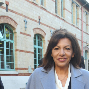 Jean-Marc Germain avec Anne Hidalgo, maire de Paris et candidate PS pour l'élection présidentielle 2022 vote à Paris pour le premier tour le 10 avril 2022