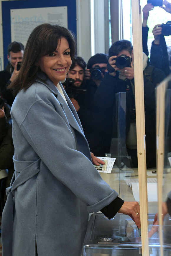 Jean-Marc Germain avec Anne Hidalgo, maire de Paris et candidate PS pour l'élection présidentielle 2022 vote à Paris pour le premier tour le 10 avril 2022