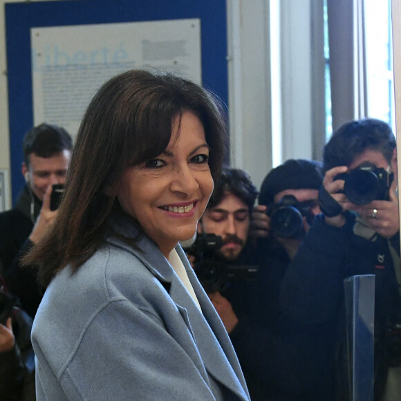 Jean-Marc Germain avec Anne Hidalgo, maire de Paris et candidate PS pour l'élection présidentielle 2022 vote à Paris pour le premier tour le 10 avril 2022