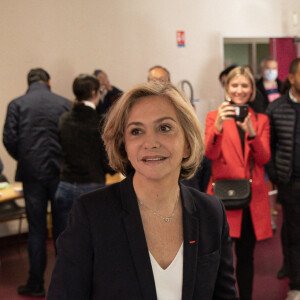 Valérie Pécresse, candidate LR à l'élection présidentielle 2022 vote pour le premier tour à Vélizy-Villacoublay le 10 avril 2022