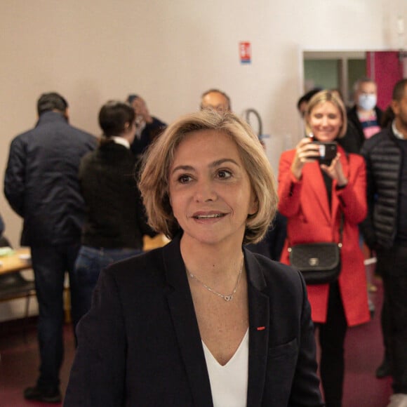 Valérie Pécresse, candidate LR à l'élection présidentielle 2022 vote pour le premier tour à Vélizy-Villacoublay le 10 avril 2022