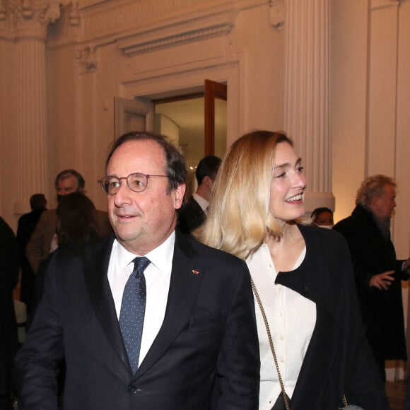 François Hollande et sa compagne Julie Gayet - Vernissage de l'exposition de la Collection François Pinault du Sculpteur Charles Ray à la Bourse du Commerce à Paris, France, le 15 Février 2022