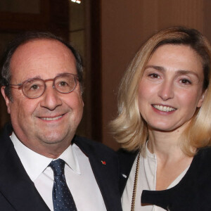 François Hollande et sa compagne Julie Gayet - Vernissage de l'exposition de la Collection François Pinault du Sculpteur Charles Ray à la Bourse du Commerce à Paris, France, le 15 Février 2022