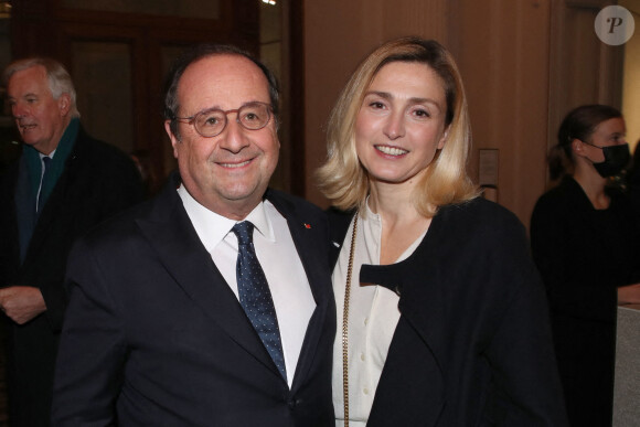 François Hollande et sa compagne Julie Gayet - Vernissage de l'exposition de la Collection François Pinault du Sculpteur Charles Ray à la Bourse du Commerce à Paris, France, le 15 Février 2022