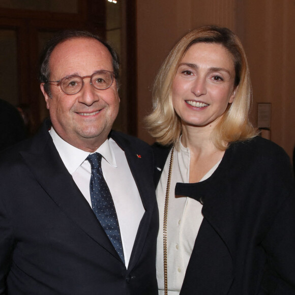 François Hollande et sa compagne Julie Gayet - Vernissage de l'exposition de la Collection François Pinault du Sculpteur Charles Ray à la Bourse du Commerce à Paris, France, le 15 Février 2022