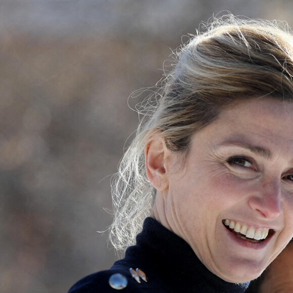 Julie Gayet et Sophia Aram lors d'un photocall à la 25ème édition du Festival international du film de comédie de l'Alpe d'Huez le 18 janvier 2022