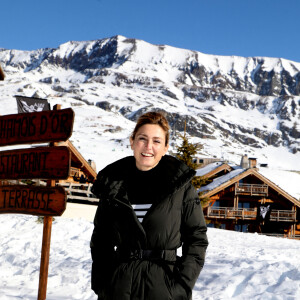 Julie Gayet lors d'un photocall à la 25ème édition du Festival international du film de comédie de l'Alpe d'Huez le 18 janvier 2022.