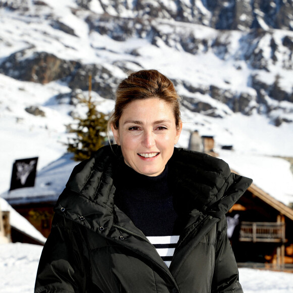 Julie Gayet lors d'un photocall à la 25ème édition du Festival international du film de comédie de l'Alpe d'Huez le 18 janvier 2022.
