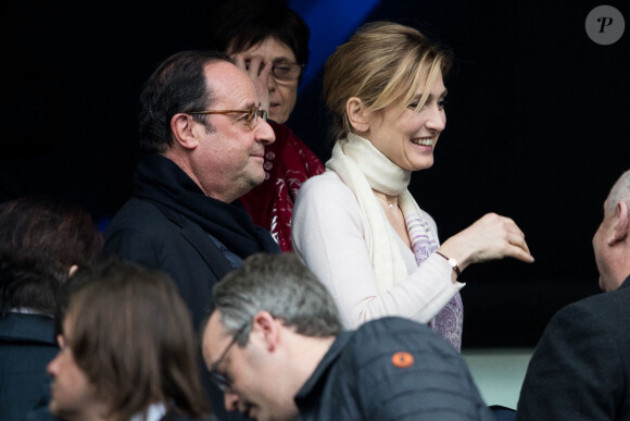 François Hollande et sa compagne Julie Gayet lors du tournoi des six nations de rugby, la France contre l'Angleterre au Stade de France à Saint-Denis, Seine Saint-Denis, France, le 10 mars 2018.
