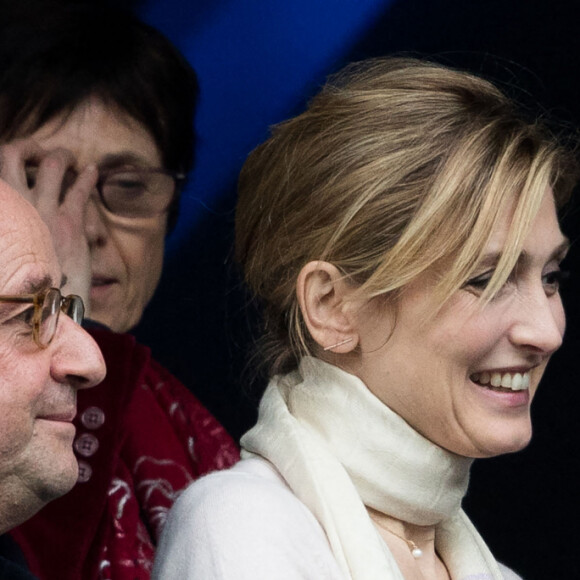 François Hollande et sa compagne Julie Gayet lors du tournoi des six nations de rugby, la France contre l'Angleterre au Stade de France à Saint-Denis, Seine Saint-Denis, France, le 10 mars 2018.