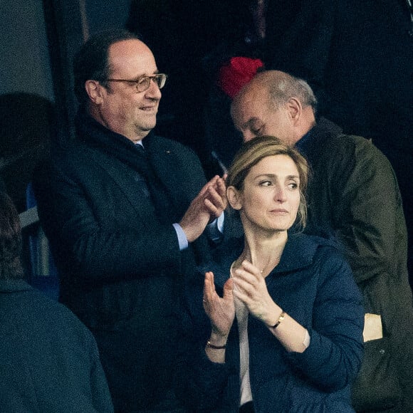 François Hollande et sa compagne Julie Gayet lors du tournoi des six nations de rugby, la France contre l'Angleterre au Stade de France à Saint-Denis, Seine Saint-Denis