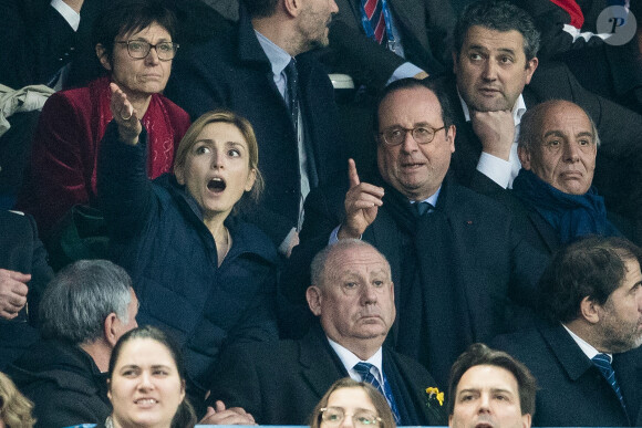 François Hollande et sa compagne Julie Gayet lors du tournoi des six nations de rugby, la France contre l'Angleterre au Stade de France à Saint-Denis, Seine Saint-Denis, France, le 10 mars 2018.
