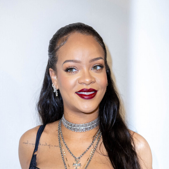 Rihanna (enceinte) dans les backstage du défilé de mode automne-hiver 2022/2023 "Christian Dior" lors de la fashion week de Paris. Le 1er mars 2022 © Olivier Borde / Bestimage 