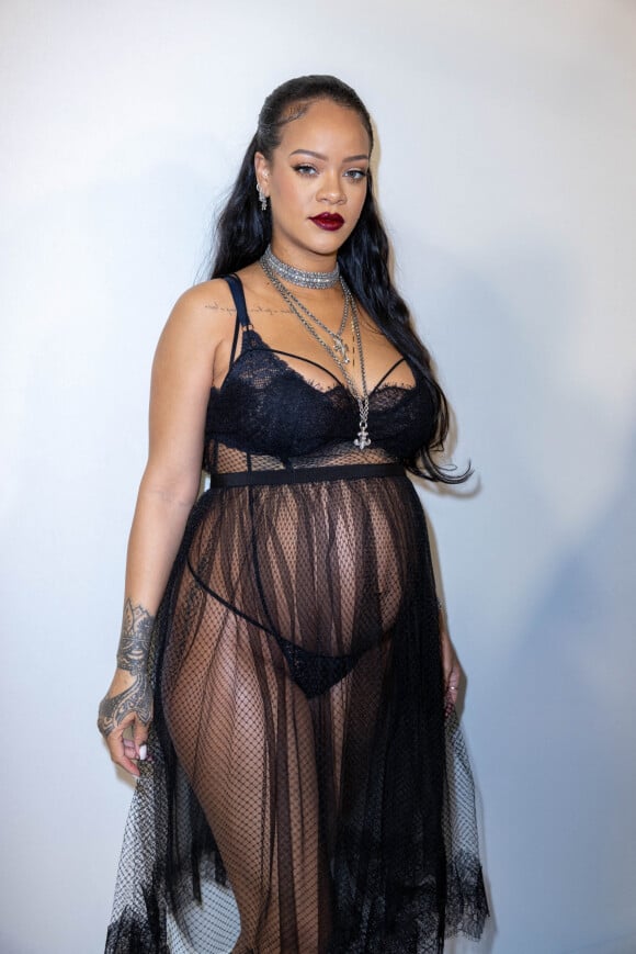 Rihanna (enceinte) dans les backstage du défilé de mode automne-hiver 2022/2023 "Christian Dior" lors de la fashion week de Paris. Le 1er mars 2022 © Olivier Borde / Bestimage 