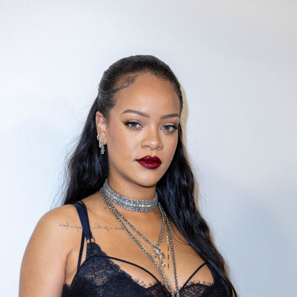 Rihanna (enceinte) dans les backstage du défilé de mode automne-hiver 2022/2023 "Christian Dior" lors de la fashion week de Paris. Le 1er mars 2022 © Olivier Borde / Bestimage 