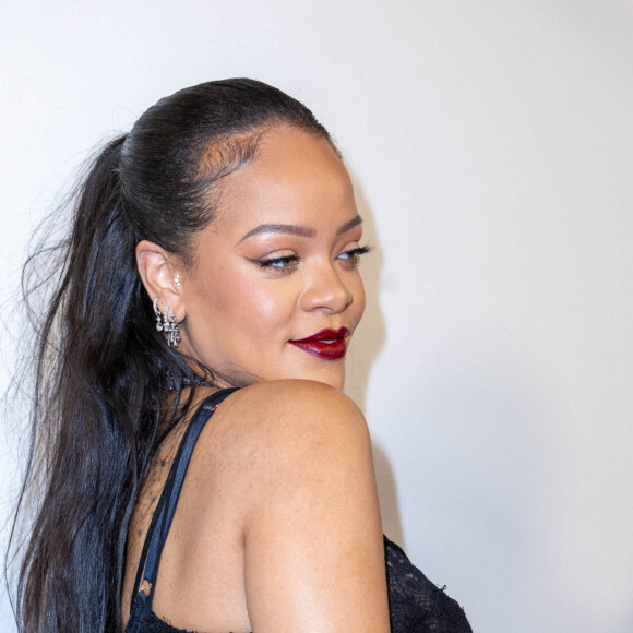 Rihanna (enceinte) dans les backstage du défilé de mode automne-hiver 2022/2023 "Christian Dior" lors de la fashion week de Paris. Le 1er mars 2022 © Olivier Borde / Bestimage 