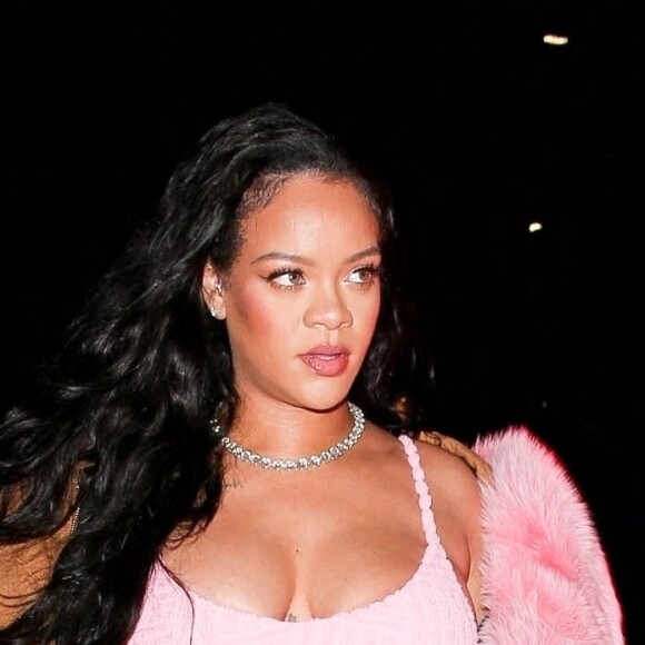 Rihanna a diné au restaurant "Nice Guy" à West Hollywood le 11 avril 2022. 