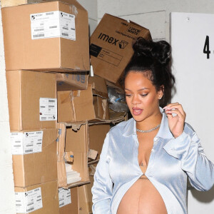 Rihanna enceinte a dîné dans un restaurant à Los Angeles le 8 avril 2022. 