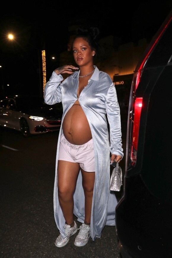 Rihanna enceinte va dîner dans un restaurant à Los Angeles le 8 avril 2022. 