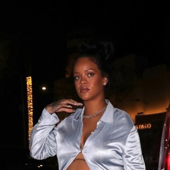 Rihanna enceinte va dîner dans un restaurant à Los Angeles le 8 avril 2022. 