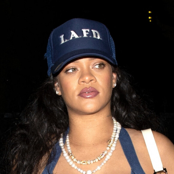 Rihanna enceinte quitte seule le restaurant Nobu à Los Angeles le 6 avril 2022. 